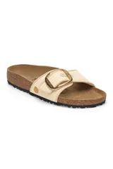 Sandalias Birkenstock modelo Madrid Big Buckle, color natural con textura de rafia, hebilla grande dorada y plantilla anatómica de corcho-látex.