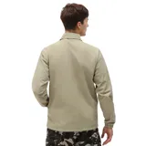 Campera tipo coach liviana de color verde claro, confeccionada en nailon resistente al agua. Presenta cuello clásico, cierre frontal con botones a presión, dos bolsillos laterales, puños elásticos y logo de la marca en el pecho.