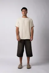 Remera de manga corta con cuello redondo, confeccionada en tejido de lino con textura entramada y corte holgado.