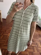 Camisón corto verde con rayas horizontales blancas, cuello en V con botones y mangas cortas.