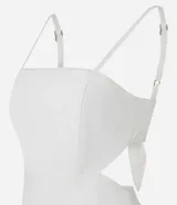 Mono largo color blanco, de breteles finos y escote recto. Presenta recorte cut-out en la cintura y lazo en la espalda.