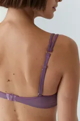 Soutien tipo bralette de microfibra sin costuras, con diseño de doble bretel regulable y detalle fruncido en el centro del escote. Cuenta con cierre de broche doble en la espalda con tres niveles de ajuste.