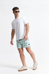 Short de baño estampado con cintura elástica, cordón ajustable, dos bolsillos laterales y uno trasero. Confeccionado en tela ligera de secado rápido y logo bordado.