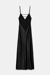 Vestido midi de tejido satinado color celeste pálido, con escote en V y tirantes finos ajustables. Presenta un detalle de tiras cruzadas en la espalda.