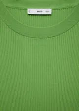 Buzo de punto fino verde, de manga corta, con cuello redondo y diseño recto en canalé.