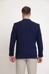 Blazer azul marino de corte slim fit con solapa notch y bolsillo de parche.