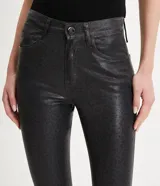 Pantalón skinny de sarga resinada con estampado animal print de jaguar, cintura alta con trabillas, cierre con cremallera y botón, bolsillos delanteros y traseros.