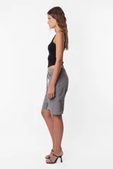 Short tipo bermuda recta de largo jort, color gris, tiro medio. Tiene cordón con punteras y tancas metálicas, cierre y botón. Incluye pasacintos, bolsillos laterales delanteros y dos bolsillos traseros. Detalle de llavero TW.