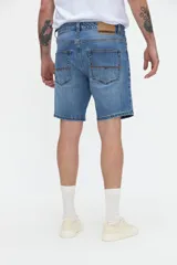 Bermuda de jean clásica gris con efecto deslavado, corte standard, bolsillos laterales y traseros, y presillas para cinto.