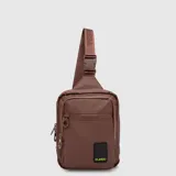 Bolso tipo morral de diseño compacto en color amarillo, con correa ajustable con hebilla de cierre rápido, bolsillo frontal con cierre y parche de marca en contraste.