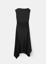 Vestido midi negro con diseño asimétrico, cuello redondo drapeado y detalle de frunces en el lateral. Falda de corte evasé con terminación en puntas.
