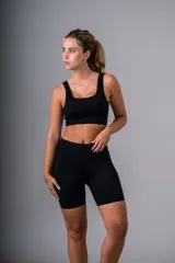 Short deportivo negro de tiro alto y calce ajustado.