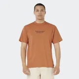 Remera manga corta de corte clásico, color terracota, con pequeño estampado tipográfico en el pecho.