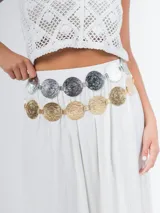 Cinto dorado de metal con eslabones y monedas circulares texturizadas.