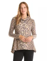 Buzo de tejido soft con estampado animal print, cuello volcado y costura central con pespunte decorativo. Presenta un corte holgado y mangas largas.