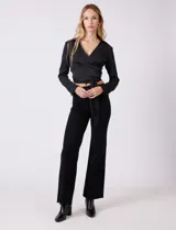 Blusa negra de satén, marca Allie Rose, con cuello con solapa y escote en V. Diseño cruzado con lazo de ajuste lateral y manga larga con pretina, ojal y botón.