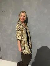 Sobrecamisa estilo kimono con estampado paisley en tonos marrones y verdes, cuello mao y mangas largas.