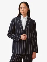 Blazer de corte recto con cuello de solapas, cierre frontal con un botón y bolsillos frontales con solapa. Presenta un diseño de sastrería a rayas.