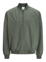 Campera bomber verde militar, liviana, de manga larga con cuello baseball y corte cómodo. Tiene cierre frontal de cremallera, bolsillos delanteros y puños de canalé.