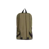 Mochila Adidas color verde militar, con amplio compartimento principal, bolsillo frontal vertical con cierre y gran inscripción vertical de la marca en color negro. Cuenta con base reforzada en tono negro y detalles en malla en los laterales.