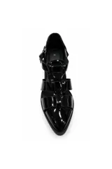 Zapato de tiras entrelazadas negro con punta afinada, taco medio bloque y pulsera regulable con hebilla lateral.