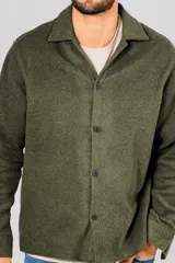 Sobrecamisa de paño gris con cuello camisero, cierre frontal con botones y bolsillo frontal tipo parche en el pecho.