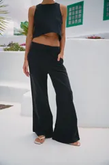 Pantalón oxford negro de lino y rayón, con cintura elastizada, tiro alto y bolsillos laterales.