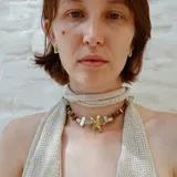 Par de aros colgantes de bronce y alpaca con diseño abstracto calado.