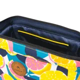 Neceser Cabaia modelo El Malecon con estampado de rodajas de cítricos en tonos amarillo, naranja, rosa y azul sobre fondo blanco. Cuenta con tejido repelente al agua, tejido ultrarresistente, parte inferior lavable y cremallera YKK.