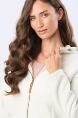 Campera de polar azul con cierre frontal, capucha integrada y bolsillos laterales. Presenta un diseño entallado con logo bordado en el pecho.