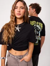 Remera lisa de manga corta, color blanco, con cuello redondo y calce holgado.