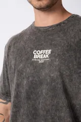 Remera de algodón con efecto lavado, color beige, de corte holgado y manga corta. Presenta un estampado pequeño en el pecho con la frase 'Coffee Break' y un estampado grande en la espalda.