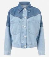 Campera de jean con diseño bicolor, confeccionada en algodón. Presenta cuello polo, cierre frontal con botones, mangas largas y bolsillos aplicados en el frente con recortes estructurados.