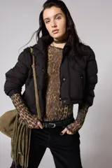 Camisa de manga larga ajustada al cuerpo, confeccionada en tejido de red semitransparente con estampado animal print de leopardo.