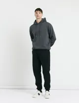 Pantalón jogging de tejido circular con cintura elástica y cordón ajustable. Presenta puños elastizados en el ruedo y bolsillos laterales.