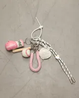 Llavero con dije de guante de boxeo rosa marca Everlast con logo de Supreme, bate de béisbol de madera, pelota de béisbol blanca con costuras rojas, dije de guante de béisbol blanco, dije de resorte rosa y cordón blanco y negro con dije de corazón plateado.
