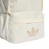 Mochila Adidas Adicolor de color beige claro, con cierre principal y bolsillo delantero con cierre. Incluye el logo del Trifolio de Adidas estampado en tono tostado en la parte frontal y asa de mano superior.