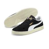 Championes Puma Club de estilo urbano, confeccionados en gamuza negra con la icónica franja lateral en cuero blanco y suela de goma texturizada en tono crema.