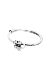 Pulsera semirígida bañada en plata de ley con diseño de mariposa central y estructura de cuero blanco.