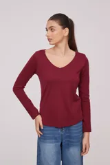Remera manga larga de algodón, con cuello en V y corte entallado.