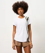 Remera deportiva de mujer Get Over, confeccionada en microfibra blanca con cuello redondo, manga corta y un diseño estampado de ondas en color verde y marrón en el lateral izquierdo.