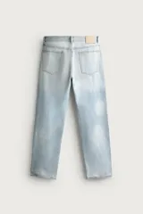 Pantalón jeans de corte recto, color celeste claro con efecto lavado, de cinco bolsillos y tiro medio.