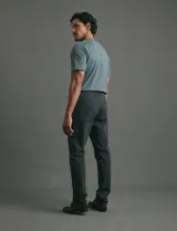 Pantalón de corte clásico confeccionado en sarga de algodón con elastano, color verde militar. Presenta bolsillos delanteros inclinados y bolsillos traseros de ribete.