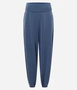 Pantalón aladín de microfibra color azul, con cintura ancha plegable y bajos elastizados.