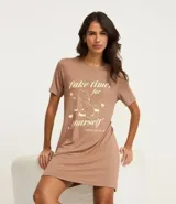 Camisón de manga corta y cuello redondo, color marrón topo, con estampado frontal de Winnie The Pooh sosteniendo tazas y la frase "Take time, for yourself".