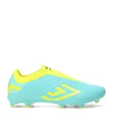 Championes de fútbol Umbro modelo Victory HG, de diseño sin cordones con empeine elástico rojo y cuerpo negro con detalles geométricos en rojo. Suela con tapones para superficies firmes.