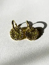 Aros de acero quirúrgico con dije circular de resina rosa y borde de strass dorados.