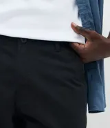 Bermuda masculina de corte slim confeccionada en sarga de algodón. Presenta un diseño de sastrería con cintura con trabillas, cierre tradicional y bolsillos laterales y traseros.
