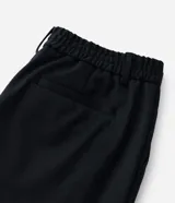 Pantalón de sastrería gris, de corte skinny y calce ajustado, con trabillas en la cintura, bolsillos laterales y cierre frontal con botón y cremallera. Confeccionado con tecnología performance que facilita el planchado y ofrece secado rápido.
