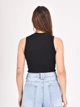 Musculosa de tejido de punto acanalado color negro, con cuello redondo y diseño ajustado al cuerpo.